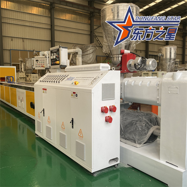 Over PVC hout-kunststof composiet paneelapparatuur