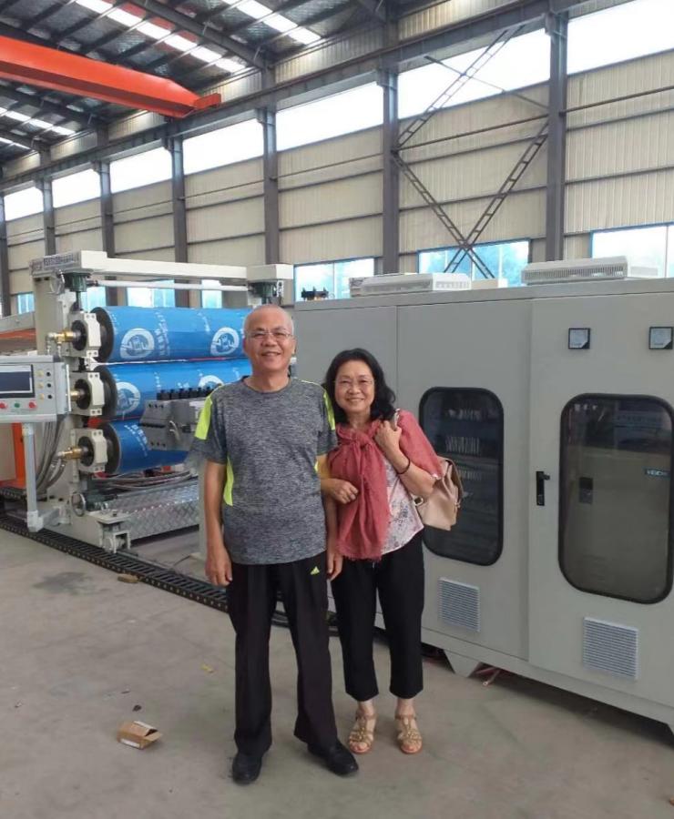 East Star Plastic Machinery stelt nieuwe bestelling voor PPPE-plaatapparatuur veilig bij Filippijnse klant