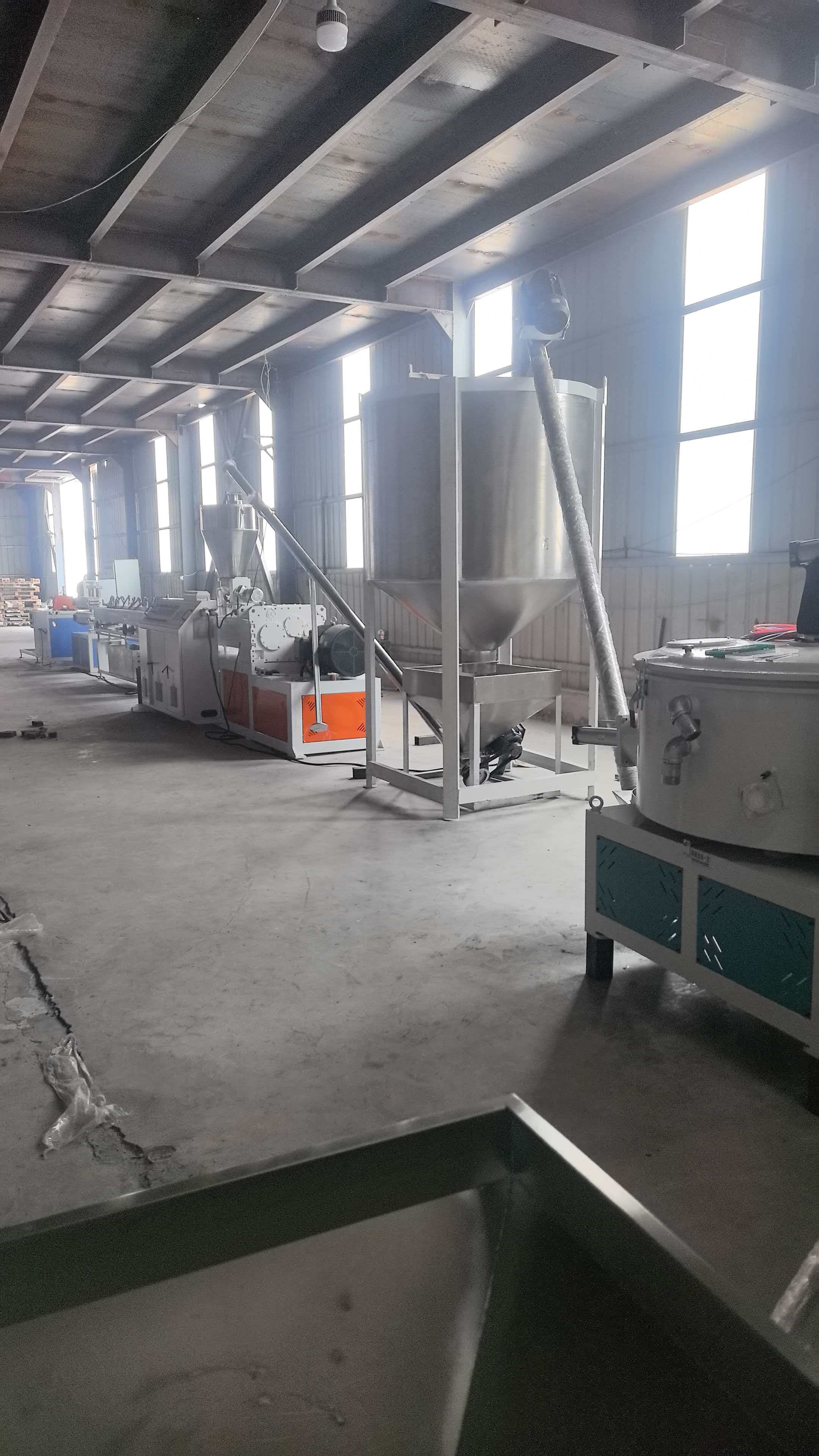Onze PVC-kernbuisextrusieapparatuur (buitendiameter 35/38 mm) is met succes in productie genomen en kreeg veel lof van onze klant.